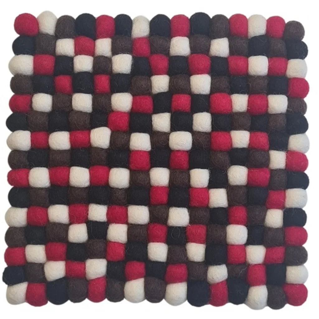 Filz Untersetzer quadratisch mit kleinen Kugeln in Creme+Rot+Schwarz+Schoko Creme+Rot+Schwarz+Braun Muster Bunt von Frida Feeling Größe 21x21 cm